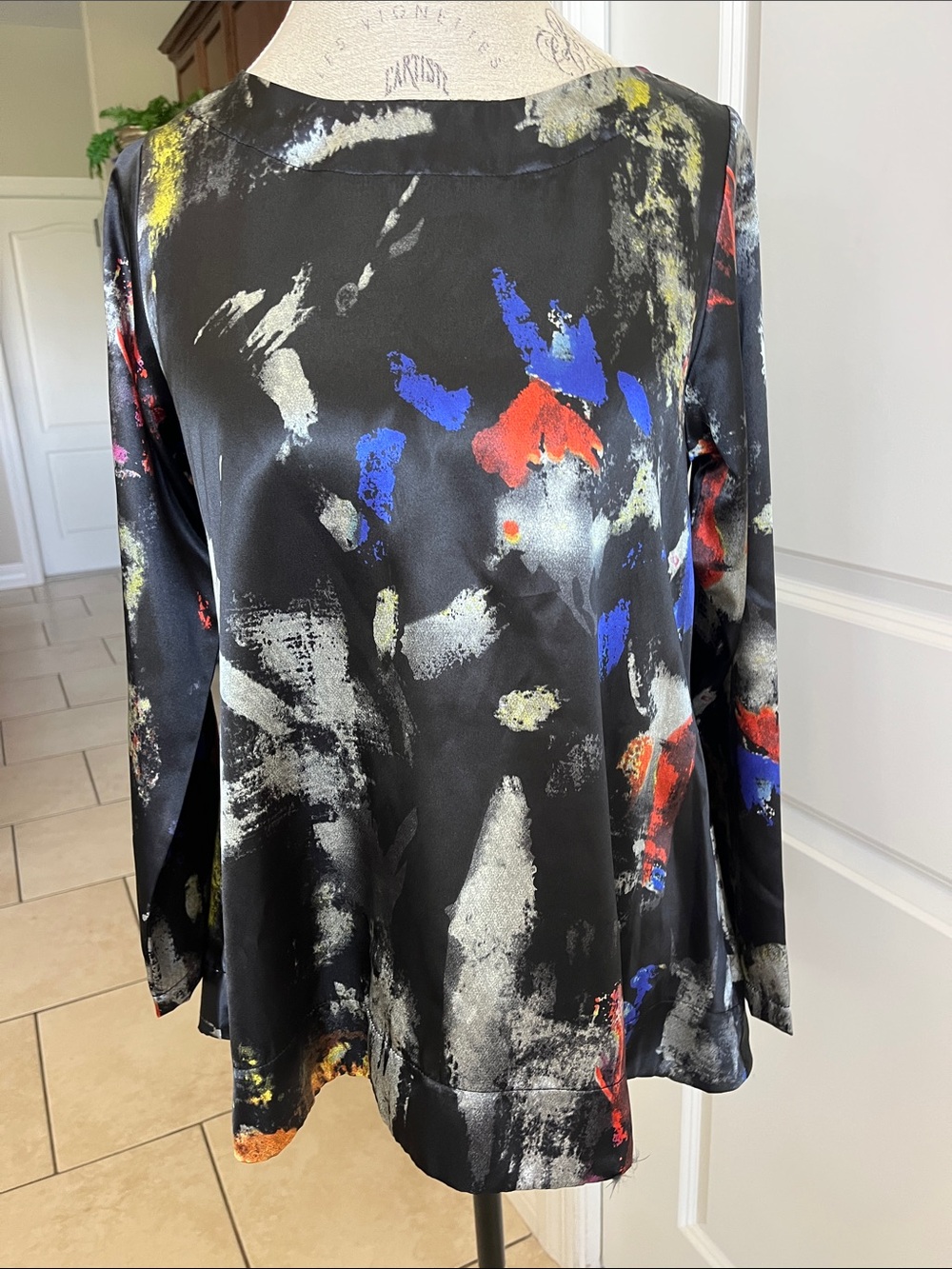 EUC Comfy abstract print black background long sleeve artsy top. XS